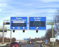 Autópálya info táblák